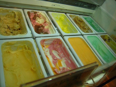 ブルーシールアイスクリームではマンゴーやゴーヤを使ったアイスもあります！